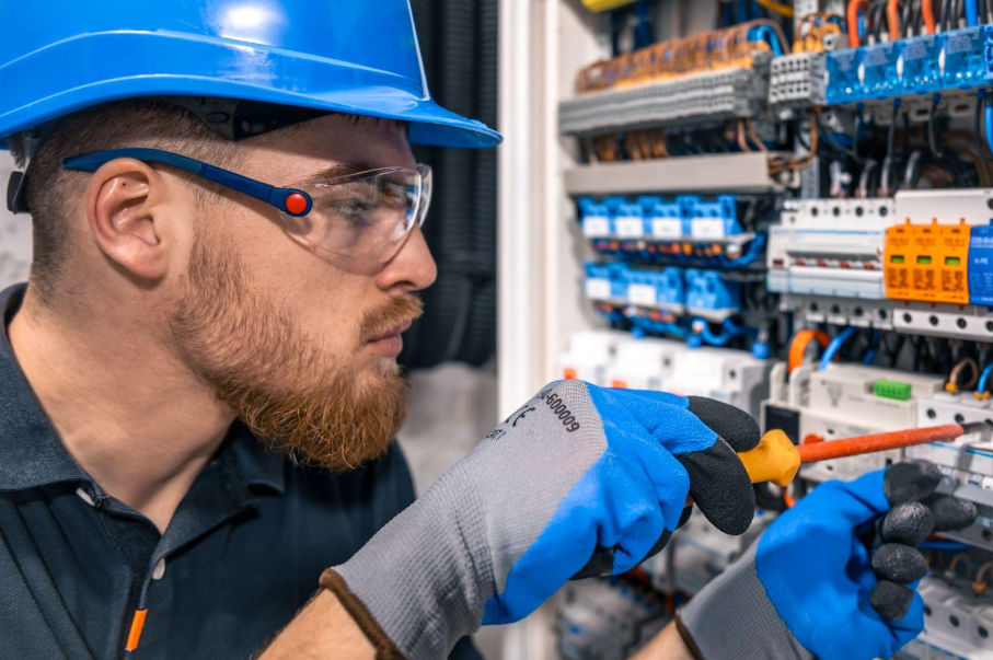 Como a Eletromont Ajuda a Garantir a Segurança nas Instalações Elétricas Industriais