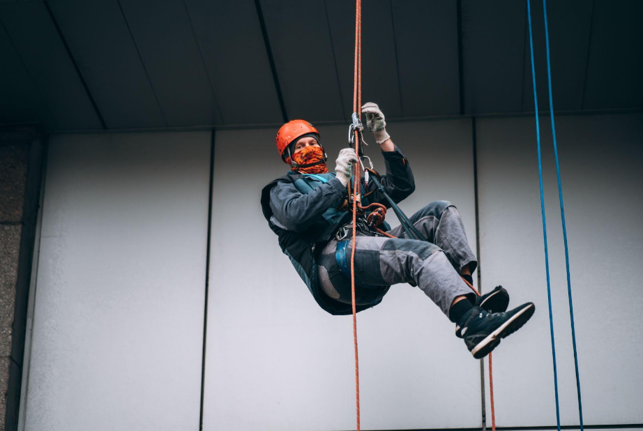 Alpinismo Industrial: Solução Versátil para Altura e Acesso Difícil